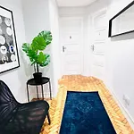 The Crespo House - No 2E - Rooms & Stays