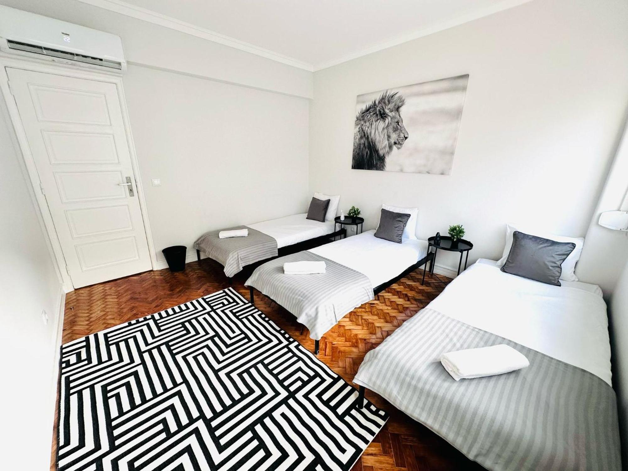 The Crespo House - No 2e - & *